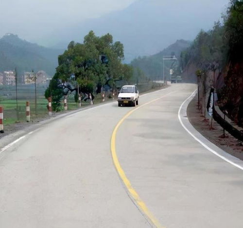 为何高速公路偏爱沥青路面？揭秘背后的科学与实际考量