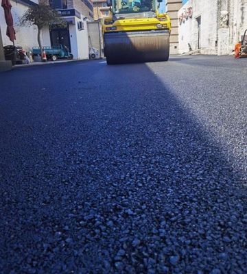 小区旧改沥青路面改造 改性沥青摊铺与热熔划线全流程解析